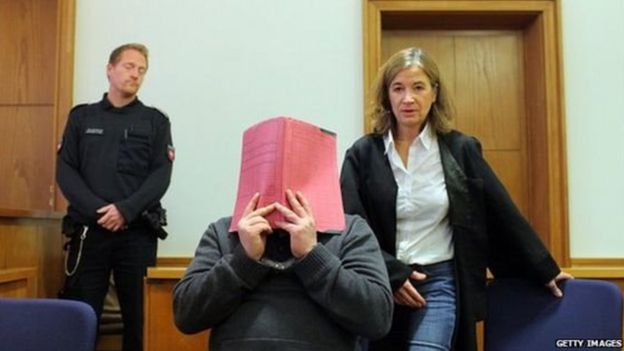 Muuguzi mwenye umri wa miaka 40, aliyeziba uso wake kwa kitabuy, ametajwa kwa jina Niels H, chini ya sheria za kuripoti habari nchini Ujerumani