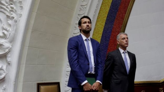 Craig Kowalik (izquierda), encargado de negocios de la embajada de Canadá, y Eduardo Porretti, encargado de negocios de la embajada de Argentina, asisten a una sesión de la Asamblea Nacional de Venezuela, controlada por la oposición, en agosto en Caracas.