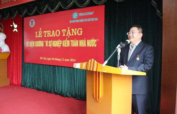 Ông Nguyễn Anh Dũng - Chủ tịch HĐTV Tập đoàn Hóa chất Việt Nam được trao tặng Kỷ niệm chương 