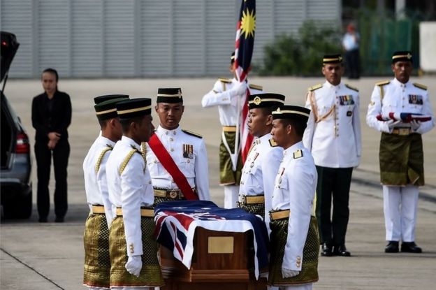 Malaysian honour guards with a coffin at Subang airforce base (31 May 2016)
