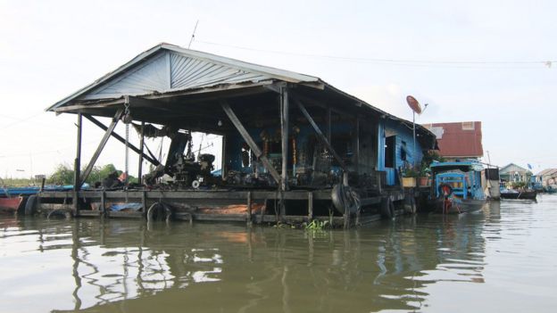 Một cửa tiệm cơ khi lềnh bềnh trên Biển Hồ ở Kampong Chhnang