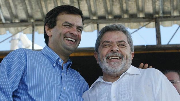 Lula (esq.) e Aécio (dir.) juntos na inauguração da ponte de Itinga (MG) em 2004