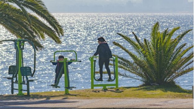 Una mujer y un niño haciendo ejercicio al aire libre en Punta del Este, Uruguay.