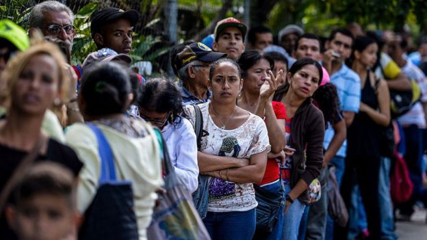 Cola para comprar alimentos en Venezuela.