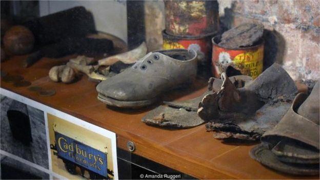 當年，在空襲間歇時，人們總是把隨身物品留在防空洞中，其中包括小孩子的鞋。