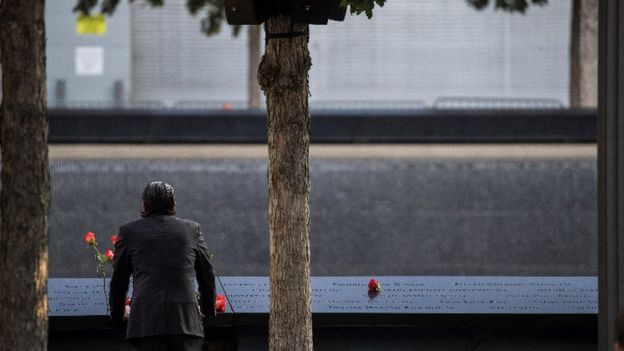 Un hombre se detiene frente al memorial que recuerda a las víctimas de los ataques del 11 de septiembre de 2001 en Nueva York.