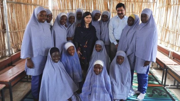 Malala Yousafzai, galardonada con el Premio Nobel, presenta a su padre Ziauddin Yousafzai ya los estudiantes de la escuela financiada por la Unicef ​​en el campamento de Bakassi en Maiduguri, Nigeria 18 de julio de 2017