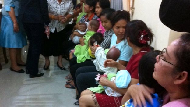 Recibe la custodia de los 13 hijos que tuvo con madres sustitutas