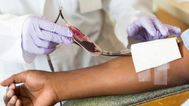 Homem retira sangue para doação | Direito de imagemGETTY IMAGES