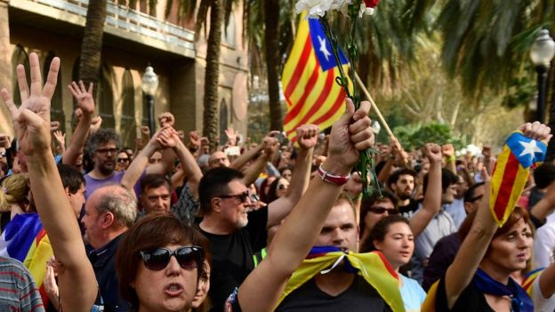 Simpatizantes de la independencia de Cataluña celebran la decisión de su parlamento.