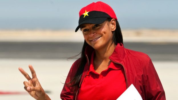 Isabel dos Santos ataviada con una gorra con la bandera del MPLA