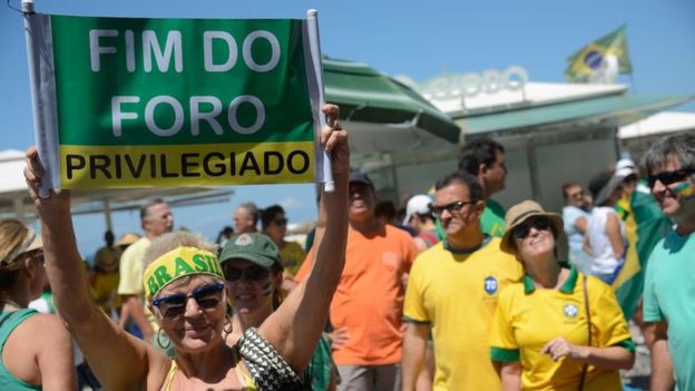 Manifestante levanta cartaz pelo fim do foro privilegiado em março de 2017