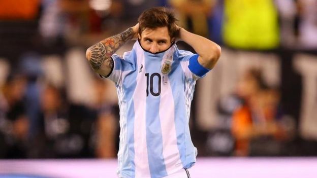 Messi reaccionó avergonzado tras fallar un penal en la final de la Copa América.