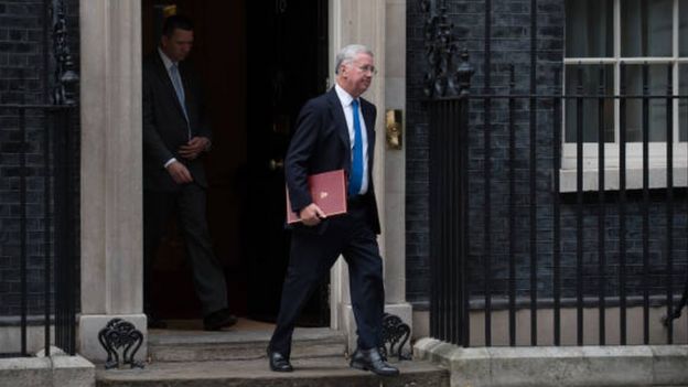 مايكل فالون يغادر مقر رئيسة الوزراء