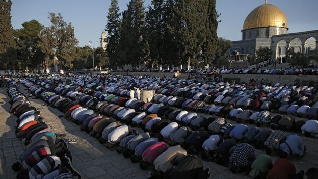 Palestinos musulmanes rezan frente a la mezquita de Al Aqsa en la ciudad vieja de Jerusalén, el tercer sitio más sagrado del islam.