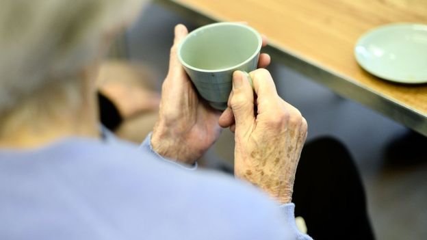 Anciana sosteniendo una taza de té