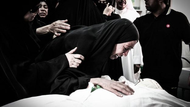 La madre de Abdul Aziz al-Abbaa llorando sobre su cadáver