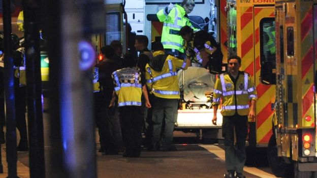 Sejumlah ambulans merawat dan mengangkut para korban terluka di London Bridge.