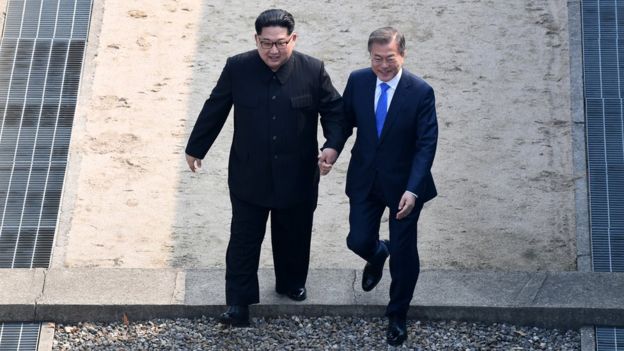 Kim Jong-un trở thành lãnh đạo Bắc Hàn đầu tiên từ 1953 bước qua lằn ranh để vào Hàn Quốc