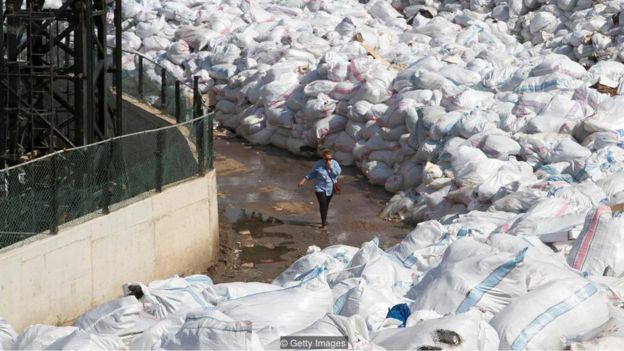 Pilhas de lixo na rua