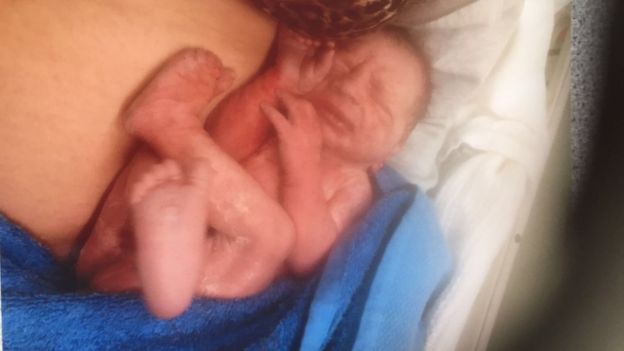Claire Patten con su hijo recién nacido en la ambulancia que la llevó al hospital tras dar a luz en el carro.