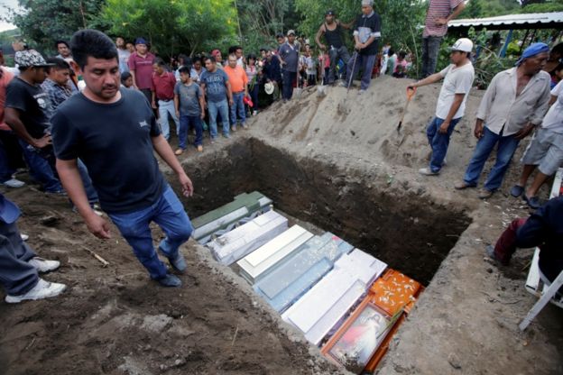 Entierro masivo por la muerte de la familia en Atzala.