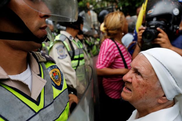 Gas pimienta contra bastones: así fue la "marcha de los abuelos" que protestó contra el gobierno Nicolás Maduro en Venezuela _96037009_e88653c0-80d7-4a24-bfe1-6fcb393bfade