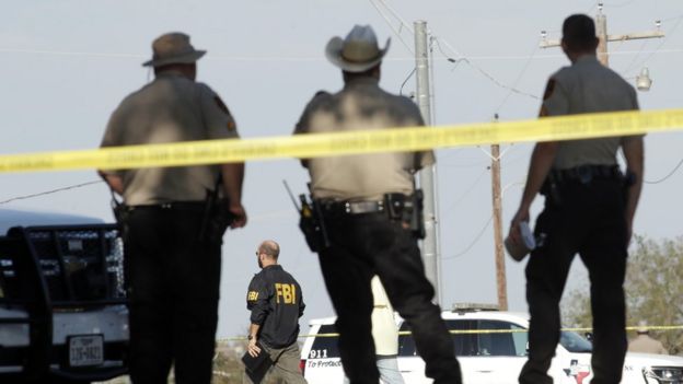 Agentes de la policía y FBI en Texas tras el tiroteo ocurrido en noviembre de 2017.