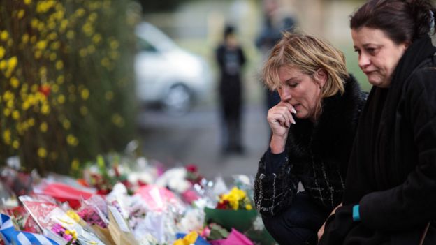 Mujeres mostrando su tristeza dejan tributos en la puerta de la casa de George Michael en Oxfordshire