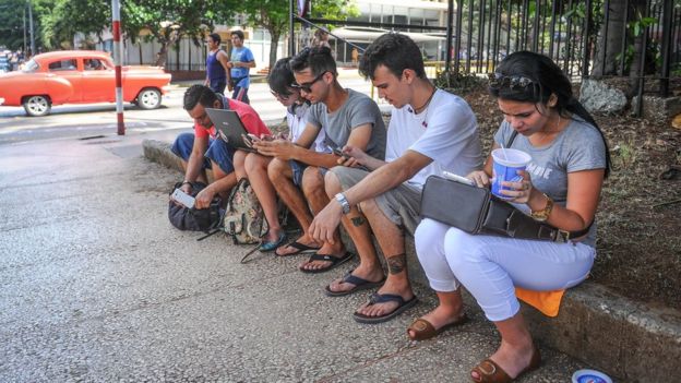 Cubanos usando celulares y computadoras en La Habana