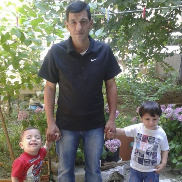 Abdullah Kurdi junto a sus hijos Alan, a la izquierda, y Galip.