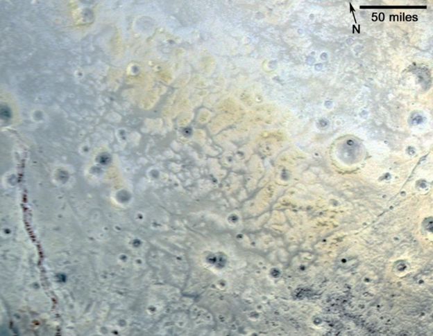 Imagen de la superficie rocosa de Plutón.