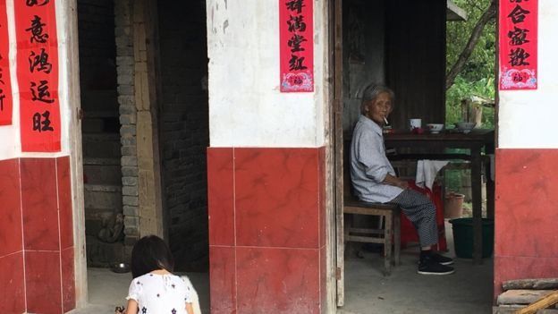 Una señora y una niña en una casa