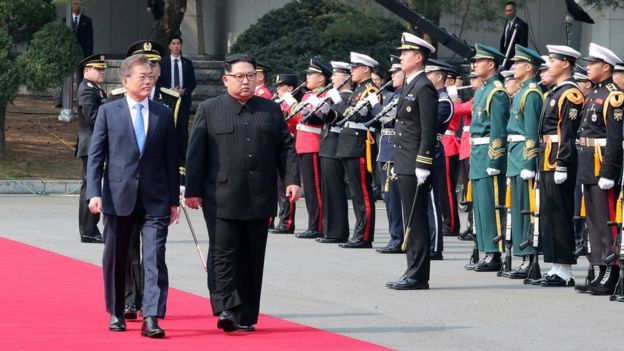 Moon Jae-in e Kim Jong Un fazem inspeção militar