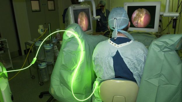 Membro de equipe médica monitora cirurgia urológica