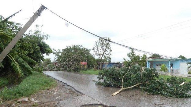 Árboles caídos y postes tumbados en Camagüey.