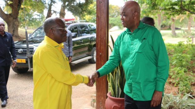 Dkt Magufuli akisaliamiana na Katibu Mkuu wa CCM Ndugu Abdulrahman Kinana akiwasili kuongoza kikao cha Kamati Kuu ya CCM mkoani Dodoma Disemba 15, 2017.