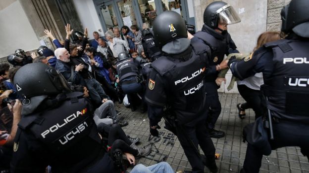 Стычка между полицейскими и демонстрантами в Каталонии