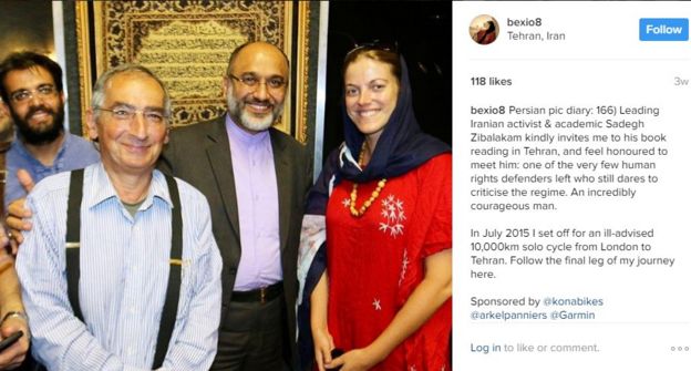 ربکا در اینستاگرامش نوشته که صادق زیباکلام (نفر دوم از چپ) او را به مراسم کتاب‌خوانی در تهران دعوت کرده است. مهدی خزعلی کنار او ایستاده است