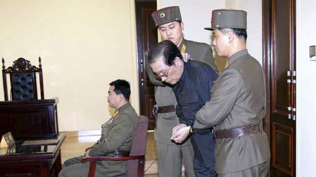 El tío de Kim Jong-un, Chang Song-thae es arrestado y posteriormente ejecutado.