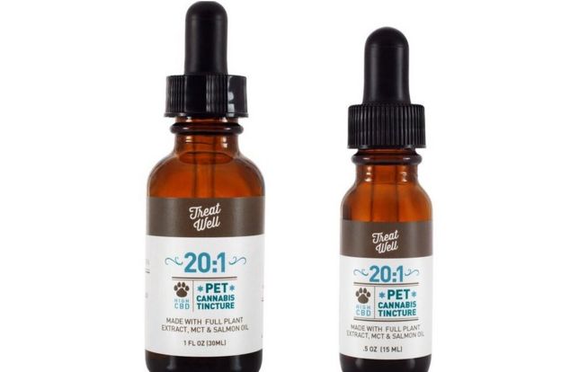 Foto de dois frascos de extrato de cannabis para cachorros