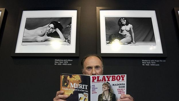 Martin H.M. Schreiber con la edición de Playboy en la que salieron las fotos que le tomó a Madonna