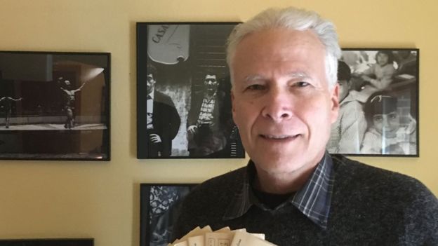 Tom Sponheim con los negativos de las fotos.