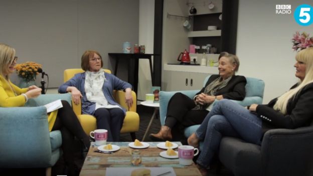 Dee, Shirley y Joyce charlando con Emma Barnett, la presentadora de BBC Radio 5 Life.