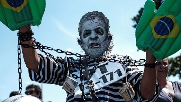 Persona disfrazada como Lula da Silva preso.
