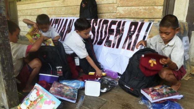 BIRO SETPERS ISTANA
Selain tas sekolah sebagaimana yang diminta oleh empat pelajar SD sebelumnya, presiden juga menyiapkan bantuan perlengkapan sekolah untuk setiap pelajar.