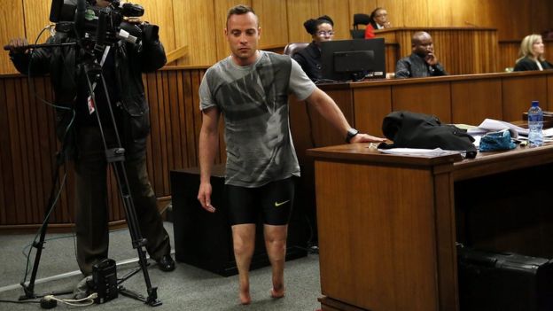 Óscar Pistorius camina sin sus prótesis durante la última audiencia del juicio por la muerte de su novia.