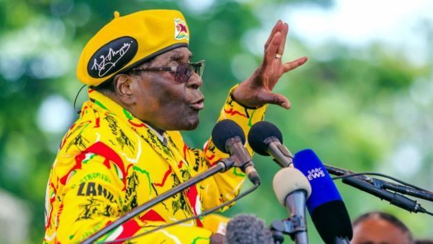 M. Mugabe, à 93 ans le plus vieux chef d'Etat en exercice de la planète, a prévu de se présenter à la présidentielle de 2018 et assuré qu'il comptait régner jusqu'à ses 100 ans.