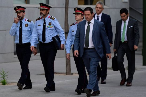 Police chief Trapero (second from L) arrives at court, 6 Oct 17