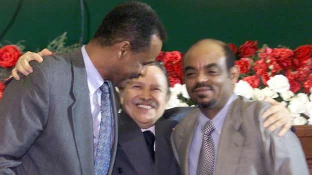 Algerian President Abdelaziz Bouteflika hugs Eritrean President Issaias Afeworki (L) and Ethiopian prime minister Meles Zenawi 12 December 2000